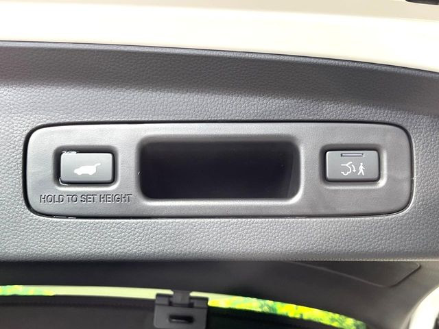 【パワーバックドア】スマートキーや運転席のボタンを押すだけでリアゲートが自動で開閉します!荷物を持っている時や、高い位置にあるバックドアを閉める際に便利な機能です♪