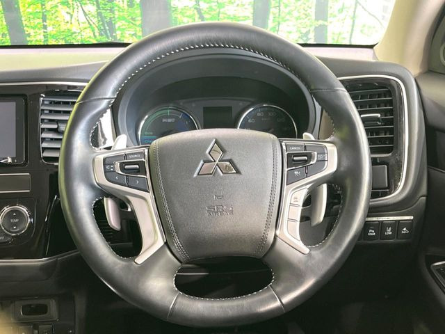 �C���e���A�ɍ��킹���f�U�C���̃X�e�A�����O�́A�^�]�������̂��Ƃ��l���A�^�]���₷���`��A�傫���ł��B�����x�A���ۂɐG���Ă��m���߂��������B