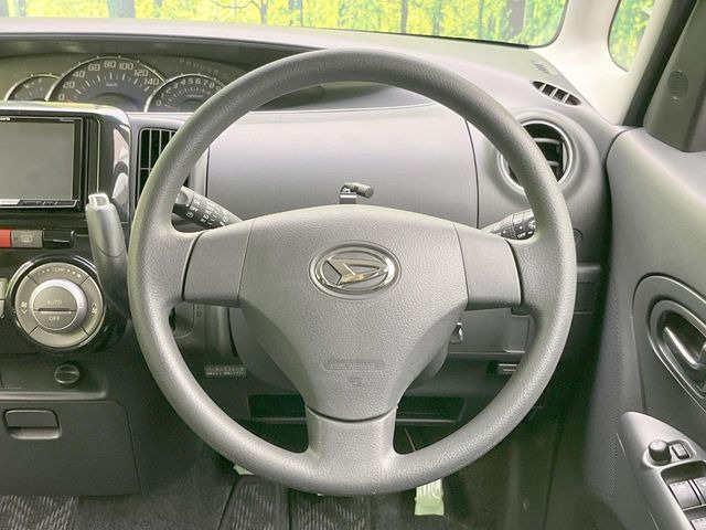 �C���e���A�ɍ��킹���f�U�C���̃X�e�A�����O�́A�^�]�������̂��Ƃ��l���A�^�]���₷���`��A�傫���ł��B�����x�A���ۂɐG���Ă��m���߂��������B