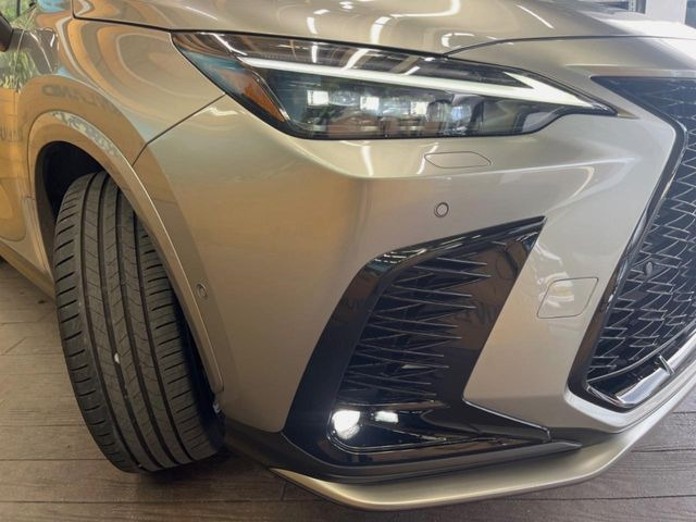 【三眼LEDヘッドライト】スタイリッシュな見た目の三眼LEDヘッドライトを装備♪スタイルだけでなく、夜間の走行も視界良好で安心してお乗りいただけます。