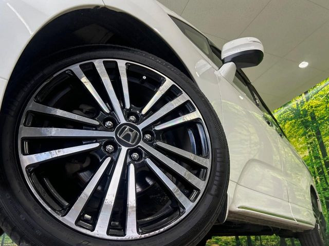 �y����18�C���`�A���~�z�C�[���z�O�ςɃ}�b�`���������A���~�z�C�[���𑕒����Ă���܂��B�e��ЊO�A���~�z�C�[����A�X�^�b�h���X�^�C�����戵�����Ă���܂��B���񂲑��k����������