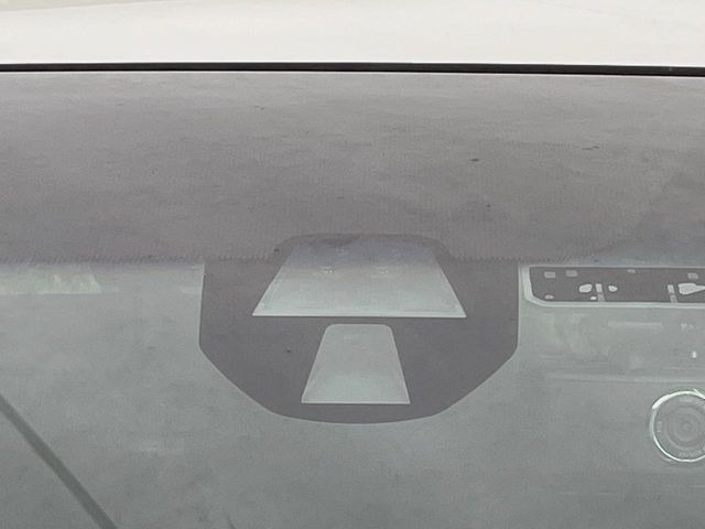 【シティブレーキアクティブシステム】低速走行中に前方の車両等を認識し、衝突しそうな時は警報とブレーキで衝突回避と被害軽減をアシスト。より安全にドライブをお楽しみいただけます。