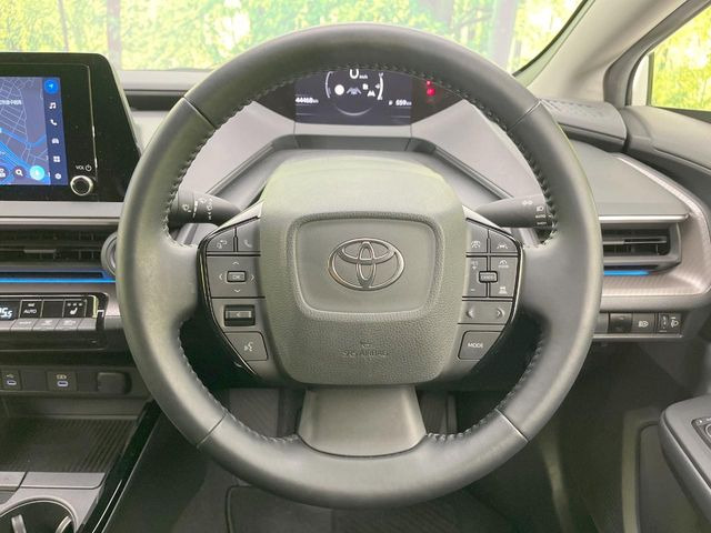 インテリアに合わせたデザインのステアリングは、運転される方のことも考え、運転しやすい形状、大きさです。是非一度、実際に触ってお確かめください。