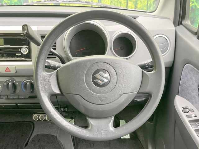 �C���e���A�ɍ��킹���f�U�C���̃X�e�A�����O�́A�^�]�������̂��Ƃ��l���A�^�]���₷���`��A�傫���ł��B�����x�A���ۂɐG���Ă��m���߂��������B