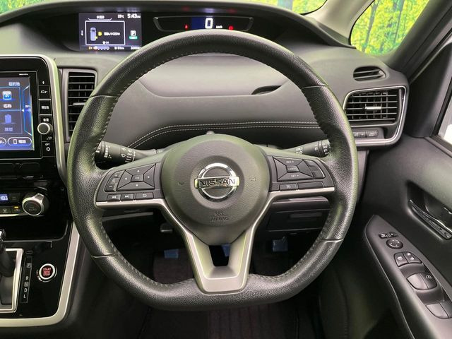 �C���e���A�ɍ��킹���f�U�C���̃X�e�A�����O�́A�^�]�������̂��Ƃ��l���A�^�]���₷���`��A�傫���ł��B�����x�A���ۂɐG���Ă��m���߂��������B