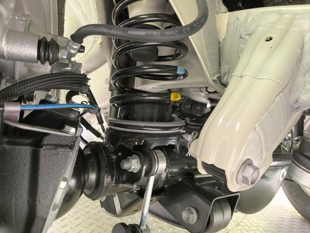 お車を安心してお乗りいただく為には、足回りの定期点検が欠かせません。サービスサポート(有償保証)では無料点検もご提供しており、安心のカーライフをお過ごしいただけるサポート体制が整っています。