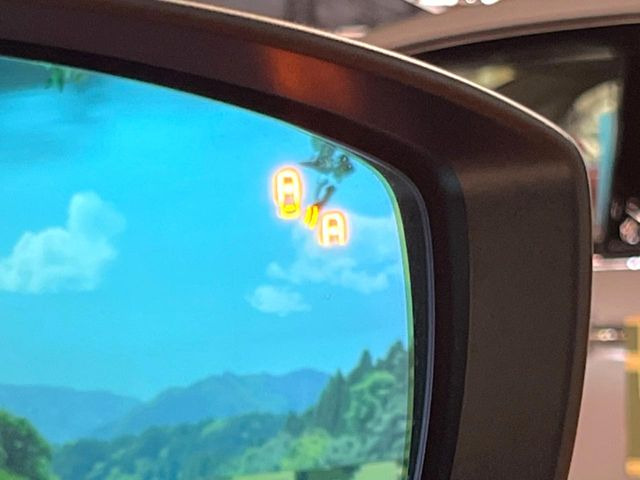【ブラインドスポットモニタリング】走行中、ドアミラーの死角になりやすい箇所に後続車が接近するとサイドミラー付近に警告を表示、ドライバーに注意喚起をしてくれます。