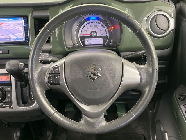 �C���e���A�ɍ��킹���f�U�C���̃X�e�A�����O�́A�^�]�������̂��Ƃ��l���A�^�]���₷���`��A�傫���ł��B�����x�A���ۂɐG���Ă��m���߂��������B