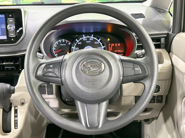 �C���e���A�ɍ��킹���f�U�C���̃X�e�A�����O�́A�^�]�������̂��Ƃ��l���A�^�]���₷���`��A�傫���ł��B�����x�A���ۂɐG���Ă��m���߂��������B