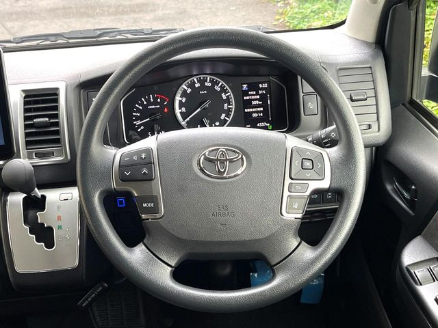 インテリアに合わせたデザインのステアリングは、運転される方のことも考え、運転しやすい形状、大きさです。是非一度、実際に触ってお確かめください。