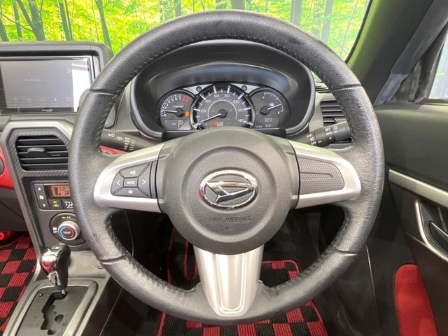�C���e���A�ɍ��킹���f�U�C���̃X�e�A�����O�́A�^�]�������̂��Ƃ��l���A�^�]���₷���`��A�傫���ł��B�����x�A���ۂɐG���Ă��m���߂��������B