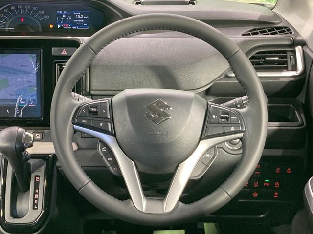 【純正革巻きステアリング】上質な革を使用することで、手にしっかり馴染みとても運転しやすいハンドルです♪