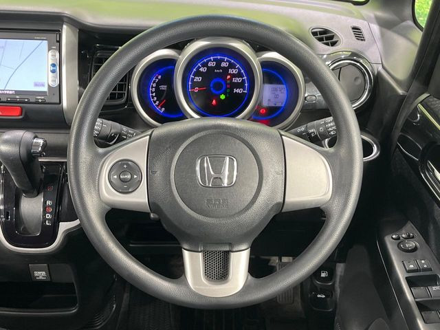 �C���e���A�ɍ��킹���f�U�C���̃X�e�A�����O�́A�^�]�������̂��Ƃ��l���A�^�]���₷���`��A�傫���ł��B�����x�A���ۂɐG���Ă��m���߂��������B