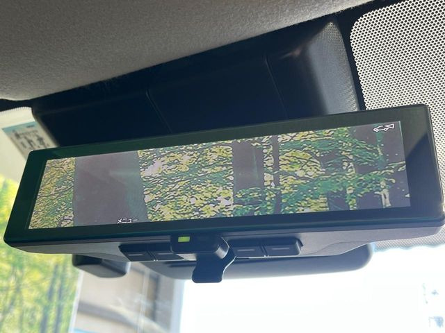 【インテリジェントルームミラー】後席の大きな荷物や同乗者で後方が確認しづらい時でも安心!カメラが撮影した車両後方の映像をルームミラー内に表示。クリアな視界で状況の確認が可能です!