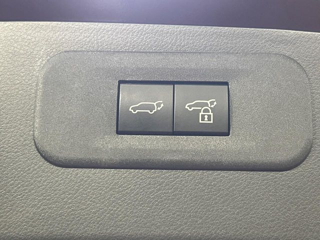 【パワーバックドア】スマートキーや運転席のボタンを押すだけでリアゲートが自動で開閉します!荷物を持っている時や、高い位置にあるバックドアを閉める際に便利な機能です♪