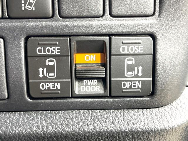 【両側パワースライドドア】スマートキーや運転席のスイッチで後席両側スライドドアの開閉が可能♪電動だから力を入れてドアを開ける必要が無く、小さなお子様でも簡単に開け閉めでき快適です♪