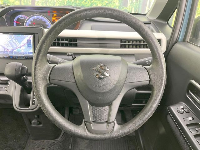 �C���e���A�ɍ��킹���f�U�C���̃X�e�A�����O�́A�^�]�������̂��Ƃ��l���A�^�]���₷���`��A�傫���ł��B�����x�A���ۂɐG���Ă��m���߂��������B