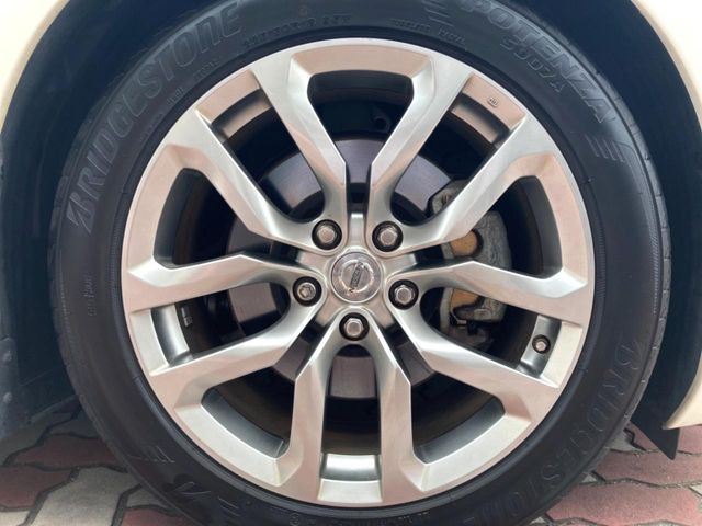 �y����18�C���`�A���~�z�C�[���z�O�ςɃ}�b�`���������A���~�z�C�[���𑕒����Ă���܂��B�e��ЊO�A���~�z�C�[����A�X�^�b�h���X�^�C�����戵�����Ă���܂��B���񂲑��k����������