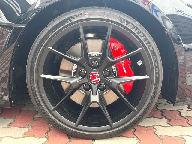 �y����19�C���`�A���~�z�C�[���z�O�ςɃ}�b�`���������A���~�z�C�[���𑕒����Ă���܂��B�e��ЊO�A���~�z�C�[����A�X�^�b�h���X�^�C�����戵�����Ă���܂��B���񂲑��k����������