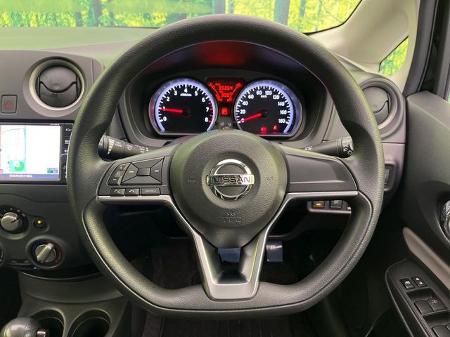 �C���e���A�ɍ��킹���f�U�C���̃X�e�A�����O�́A�^�]�������̂��Ƃ��l���A�^�]���₷���`��A�傫���ł��B�����x�A���ۂɐG���Ă��m���߂��������B