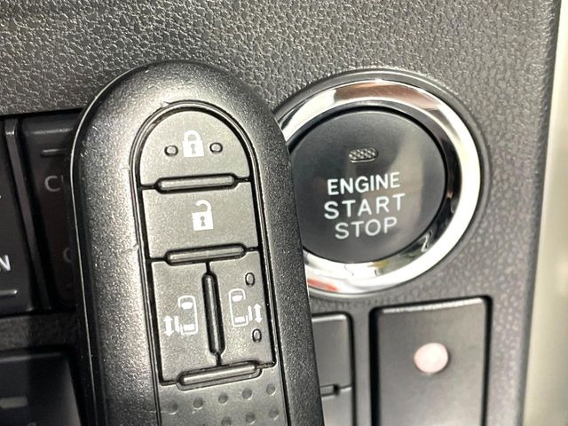 【キーフリーシステム】カバンやポケットに入れたままでもドアの施錠・解錠が可能なスマートキーを装備。エンジンのオン・オフ時もカギを取り出す必要が無いからとっても便利です♪