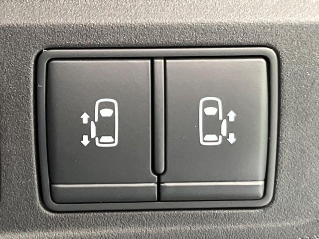 【ハンズフリー機能付き両側パワースライドドア】スライドドアの下に足先を入れてすぐ引くと、自動的にスライドドアが開閉します!荷物で両手がふさがった状態でも、ドアの開閉ができてとっても便利!