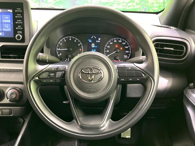 インテリアに合わせたデザインのステアリングは、運転される方のことも考え、運転しやすい形状、大きさです。是非一度、実際に触ってお確かめください。
