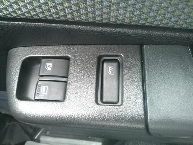 �p���[�E�B���h�E�͉^�]�Ȃ̃X�C�b�`�̂݃I�[�g�@�\����������Ă���܂��B�E�B���h�E���b�N����������Ă��܂��B