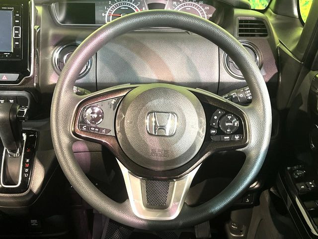 インテリアに合わせたデザインのステアリングは、運転される方のことも考え、運転しやすい形状、大きさです。是非一度、実際に触ってお確かめください。