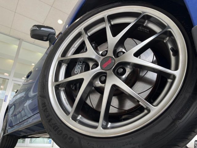 �y����18�C���`�A���~�z�C�[���z�O�ςɃ}�b�`���������A���~�z�C�[���𑕒����Ă���܂��B�e��ЊO�A���~�z�C�[����A�X�^�b�h���X�^�C�����戵�����Ă���܂��B���񂲑��k����������
