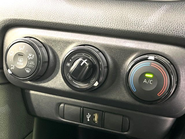寒い冬も暑い夏も全席に快適な空調を届けてくれる、ダイヤル式エアコンを装備♪