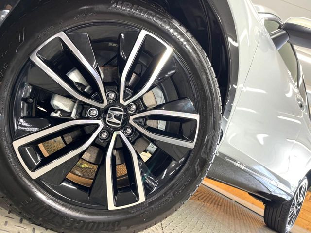 �y����18�C���`�A���~�z�C�[���z�O�ςɃ}�b�`���������A���~�z�C�[���𑕒����Ă���܂��B�e��ЊO�A���~�z�C�[����A�X�^�b�h���X�^�C�����戵�����Ă���܂��B���񂲑��k����������