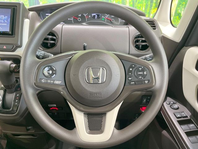 �C���e���A�ɍ��킹���f�U�C���̃X�e�A�����O�́A�^�]�������̂��Ƃ��l���A�^�]���₷���`��A�傫���ł��B�����x�A���ۂɐG���Ă��m���߂��������B
