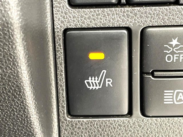 【シートヒーター】寒い日に重宝するシートヒーター!エアコンより早く温まってくれるので寒がりの人も安心ですね♪エアコンの温風は乾燥するから苦手、という方にもをおすすめです。