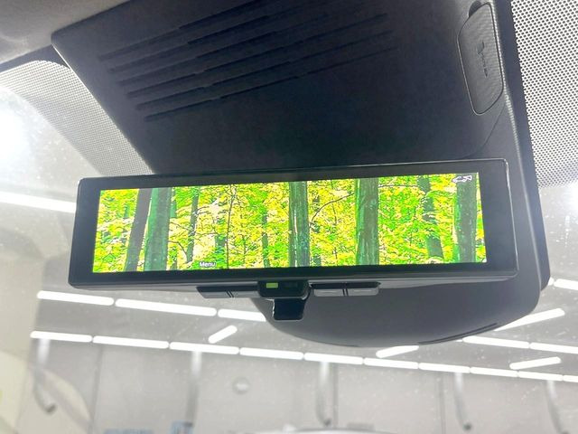 【インテリジェントルームミラー】後席の大きな荷物や同乗者で後方が確認しづらい時でも安心!カメラが撮影した車両後方の映像をルームミラー内に表示。クリアな視界で状況の確認が可能です!