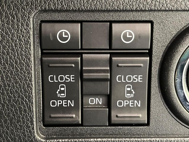 【両側パワースライドドア】スマートキーや運転席のスイッチで後席両側スライドドアの開閉が可能♪電動だから力を入れてドアを開ける必要が無く、小さなお子様でも簡単に開け閉めでき快適です♪