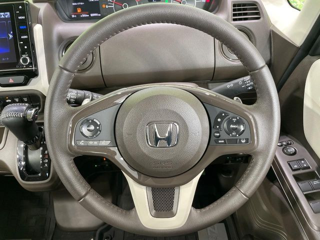 【純正革巻きステアリング】上質な革を使用することで、手にしっかり馴染みとても運転しやすいハンドルです♪