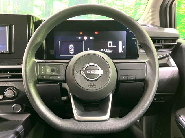 �C���e���A�ɍ��킹���f�U�C���̃X�e�A�����O�́A�^�]�������̂��Ƃ��l���A�^�]���₷���`��A�傫���ł��B�����x�A���ۂɐG���Ă��m���߂��������B