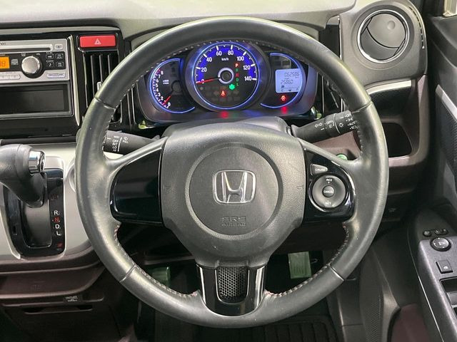�C���e���A�ɍ��킹���f�U�C���̃X�e�A�����O�́A�^�]�������̂��Ƃ��l���A�^�]���₷���`��A�傫���ł��B�����x�A���ۂɐG���Ă��m���߂��������B