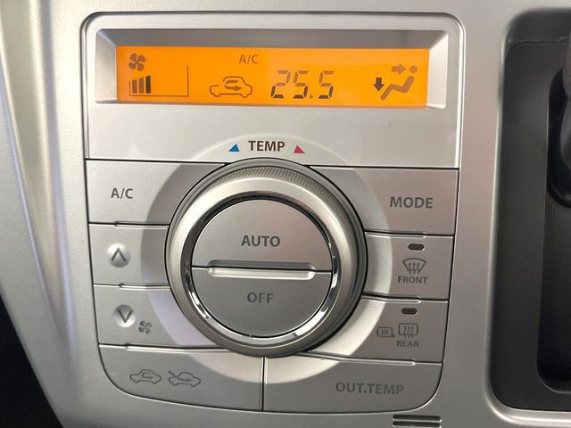 【オートエアコン】一度お好みの温度に設定すれば、車内の温度を検知し風量や温度を自動で調整。暑い&hellip;寒い&hellip;と何度もスイッチ操作をする必要はありません。快適な車内空間には必須の機能ですね♪