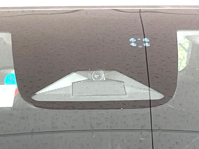 【ホンダセンシング】走行中に前方の車両等を認識し、衝突しそうな時は警報とブレーキで衝突回避と被害軽減をアシスト。より安全にドライブをお楽しみいただけます。