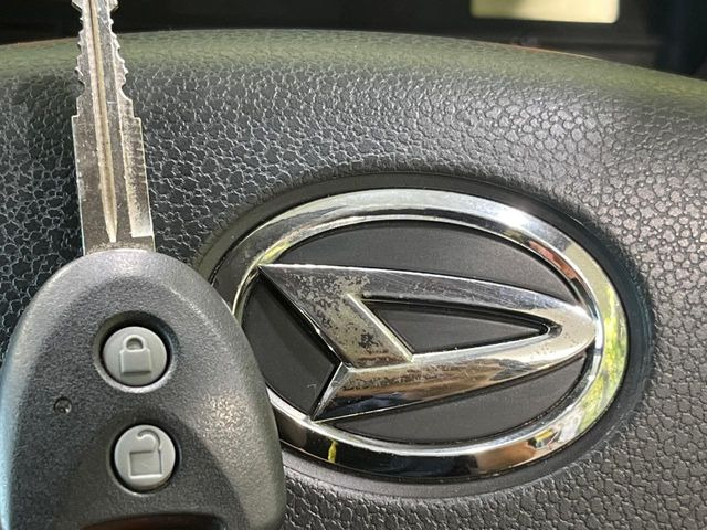 【キーレス】少し離れた場所からでもボタン一つでドアの開錠・施錠ができるのでとっても便利!ドアの鍵穴周りに傷をつけることもありません♪