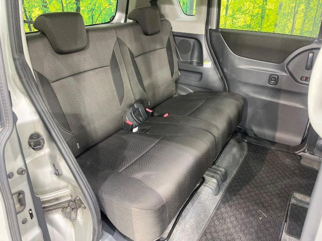 後部座席も気になるようなキズ・汚れやへたり等、大きなダメージはなく、良好な状態です。