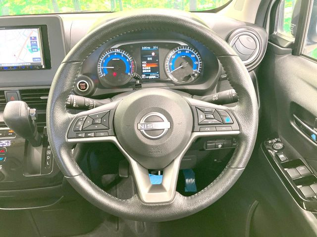 インテリアに合わせたデザインのステアリングは、運転される方のことも考え、運転しやすい形状、大きさです。是非一度、実際に触ってお確かめください。