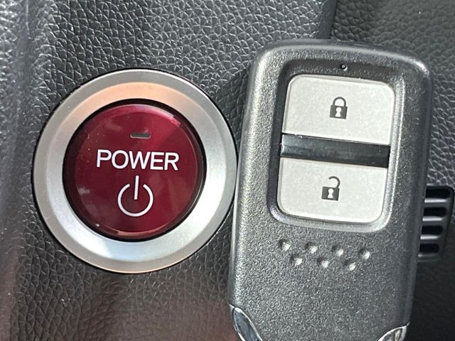 �yHonda�X�}�[�g�L�[�z�J�o����|�P�b�g�ɓ��ꂽ�܂܂ł��h�A�̎{���E�������\�ȃX�}�[�g�L�[�𑕔��B�G���W���̃I���E�I�t�����J�M�����o���K�v����������Ƃ��Ă��֗��ł���