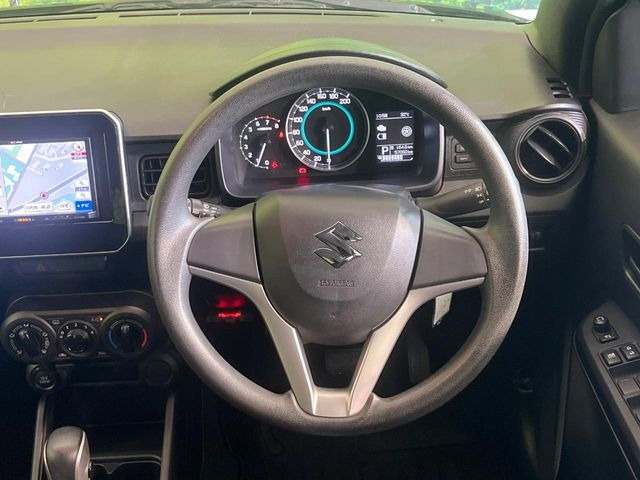 �C���e���A�ɍ��킹���f�U�C���̃X�e�A�����O�́A�^�]�������̂��Ƃ��l���A�^�]���₷���`��A�傫���ł��B�����x�A���ۂɐG���Ă��m���߂��������B