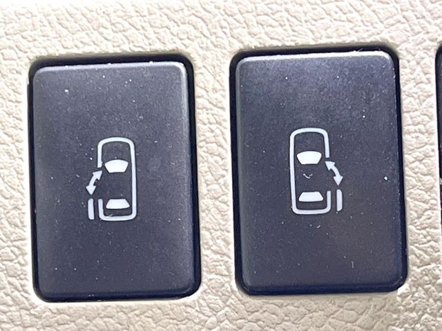 【両側パワースライドドア】スマートキーや運転席のスイッチで後席両側スライドドアの開閉が可能♪電動だから力を入れてドアを開ける必要が無く、小さなお子様でも簡単に開け閉めでき快適です♪