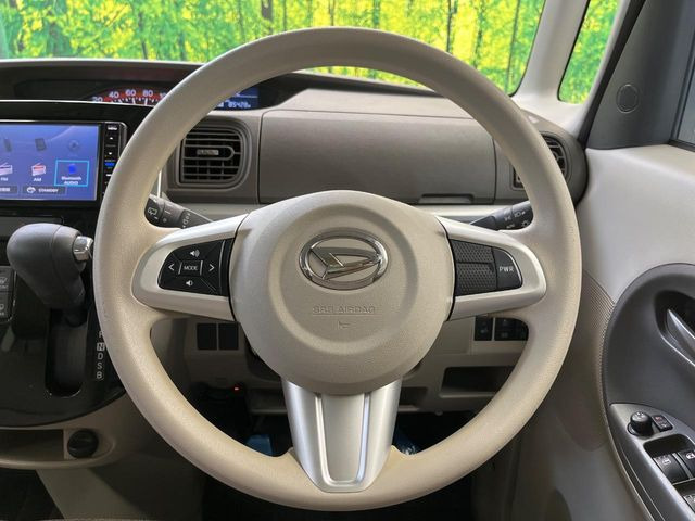 �C���e���A�ɍ��킹���f�U�C���̃X�e�A�����O�́A�^�]�������̂��Ƃ��l���A�^�]���₷���`��A�傫���ł��B�����x�A���ۂɐG���Ă��m���߂��������B