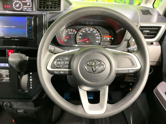 �C���e���A�ɍ��킹���f�U�C���̃X�e�A�����O�́A�^�]�������̂��Ƃ��l���A�^�]���₷���`��A�傫���ł��B�����x�A���ۂɐG���Ă��m���߂��������B