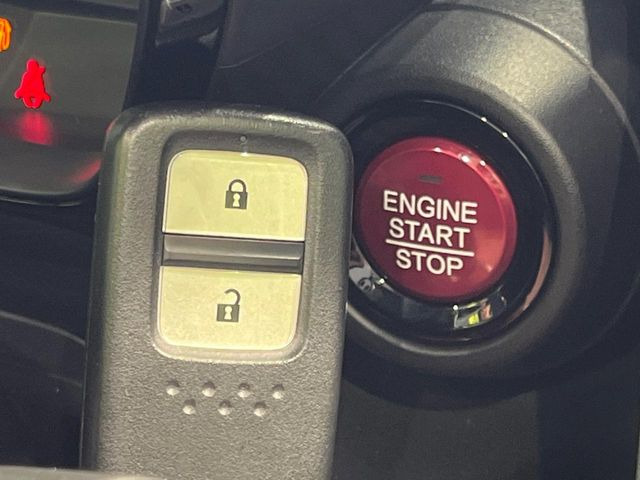 �yHonda�X�}�[�g�L�[�z�J�o����|�P�b�g�ɓ��ꂽ�܂܂ł��h�A�̎{���E�������\�ȃX�}�[�g�L�[�𑕔��B�G���W���̃I���E�I�t�����J�M�����o���K�v����������Ƃ��Ă��֗��ł���